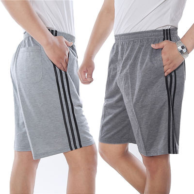 In summer, a middle-aged man's father's short pants are oversized and loose. For middle-aged and elderly people, it's a casual and sporty five-inch underpants worn outside