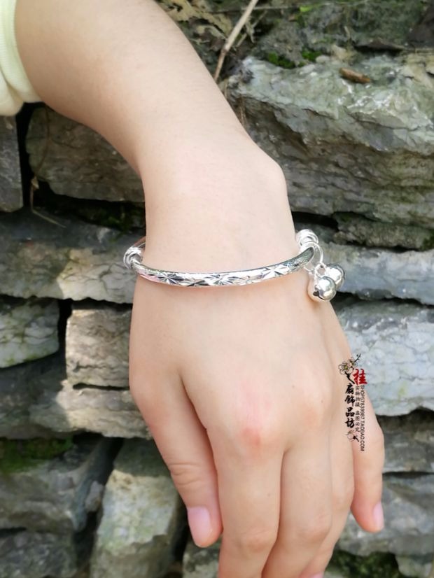 Vòng đeo tay đơn giản Vòng đeo tay bạc Miao Nhật Bản và Hàn Quốc Vòng đeo tay nổ với vòng tay Bell Vòng tay gió quốc gia Vòng tay đầy sao - Vòng đeo tay Cuff thạch anh tóc xanh