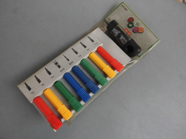 In the 1990s, old cargo plum screwdriver switched to a batch of 8 in - one set of kits of mini screwdrivers