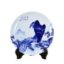 Jingdezhen ceramic plate decoration plate decoration handicraft Wang Longfu high-vision eagle spreading wings blue and white porcelain