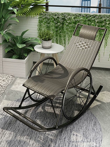 Ленивые люди используют качалку с балконом пожилой балконы для полудня, лоза