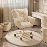 Компьютер и стулья предоставляют удобное кресло для макияжа для девочек в спальне.