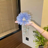 Синяя заколка-крабик с кисточками, в цветочек, 13см