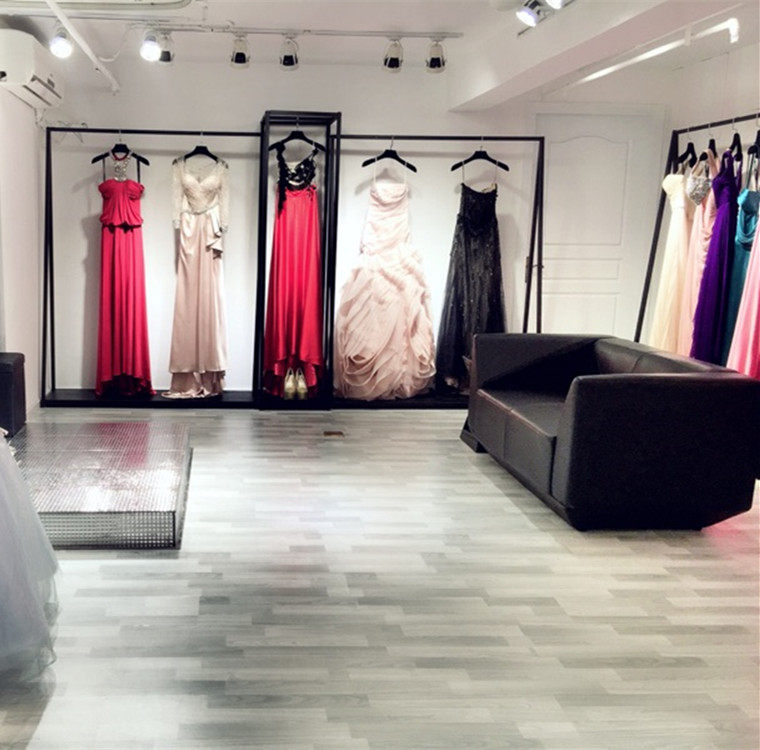 Simple wedding dress rack high-end clothing store display stand floor-to-ceiling photo studio dress rack black wrought iron hanger