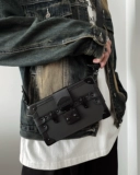 Небольшой замок, коробка, сумка через плечо