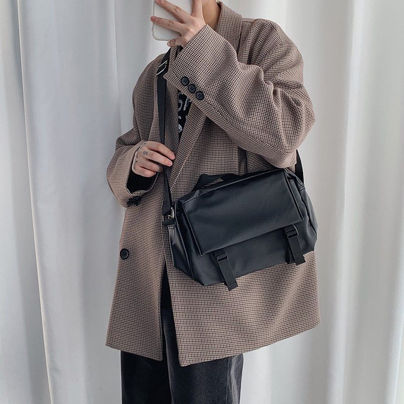 Han Edition Brief Pure Black Postal Difference Foreskin Casual Diagonal Satchel with wind male hand single shoulder coating waterproof pouch-Taobao