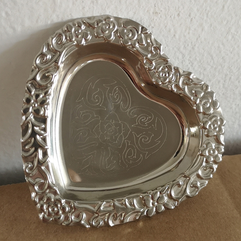 High-End Embossed Rose Heart-Shaped Tray, Cosmetics and Jewelry Dish, Metal Storage Tray, Home Decoration Tray, Sweetheart Tray