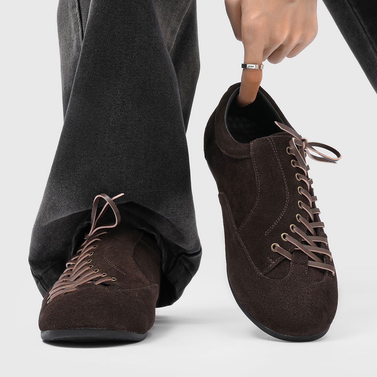 2026年秋冬男士德训鞋该怎么选?——经典复古黑色真皮训练鞋全解析