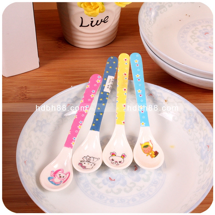 Children's short-handled plastic spoon, plastic spoon, small soup spoon, powder spoon, coffee spoon, honey spoon, random color and style