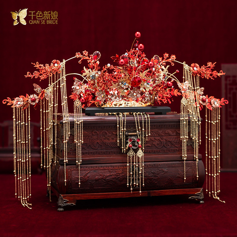 Chinese bridal show and head decorated with atmospheric light and luxurious red streaming Su Fengguan Xia's ancient clothes with dragon and phoenix hanging ornament Yiling