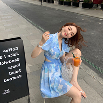 2022 new French style high-end temperament self-cultivation retro skirt chiffon slim waist V-neck printed dress summer