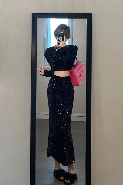 Heavy Industry Sequined Velvet Suit Women's Early Spring French Fashionable High-end Sense Short Top Fishtail Skirt Two-piece Set