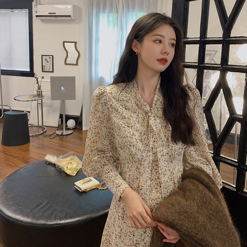 2021 New small scents style temperament V collar dresses Broken Flowers women Neyhitch bottom knee-length dress