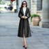 Yuanzi Liangyi Mùa xuân 2021 áo gió mới của phụ nữ có ve áo màu đen áo khoác gió dài trên đầu gối England 843 - Trench Coat