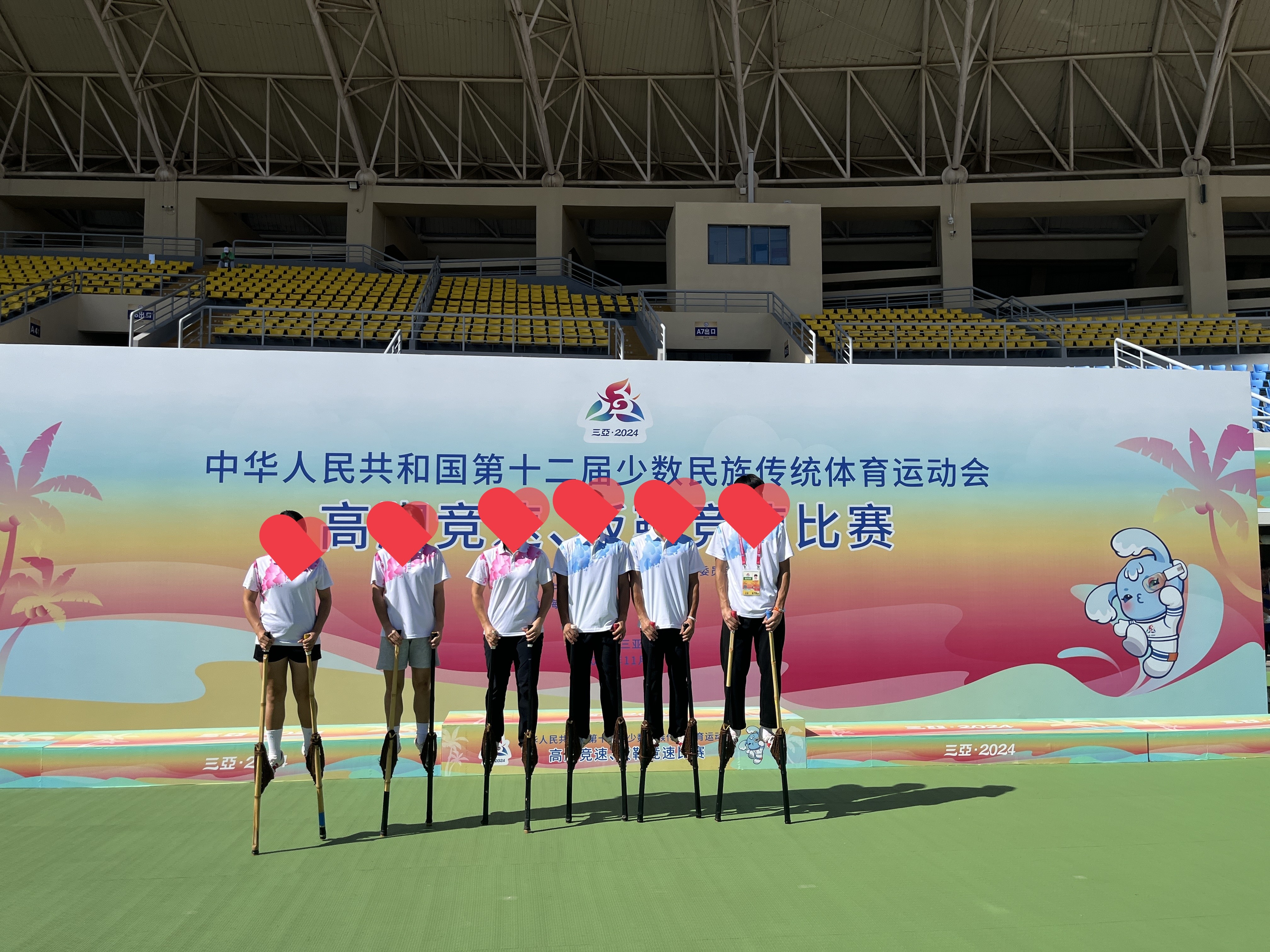 竹馬レースは、竹馬に乗った竹馬、3人乗りの竹馬、竹馬靴を履いて走るなど、伝統的な民族スポーツである。