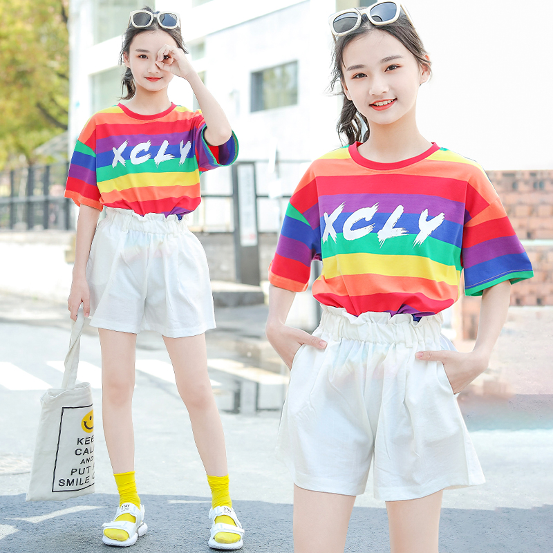 Cô gái Summer Outfit 2020 mới 9 cô gái mùa hè Cầu vồng sọc áo thun quần short hai mảnh thiết lập 15 tuổi.