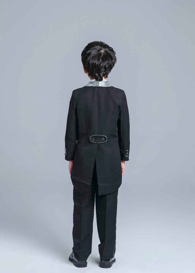 Trẻ em hai đầu tuxedo của cậu bé ăn mặc phù hợp với hoa cô gái trắng đen đàn piano hiệu suất ra phục vụ cậu bé máy chủ bộ vest bé trai hàng độc