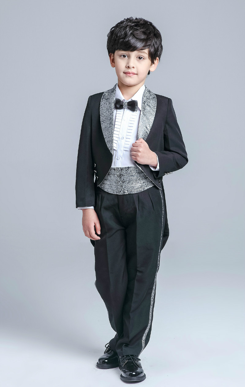 Trẻ em hai đầu tuxedo của cậu bé ăn mặc phù hợp với hoa cô gái trắng đen đàn piano hiệu suất ra phục vụ cậu bé máy chủ bộ vest bé trai hàng độc