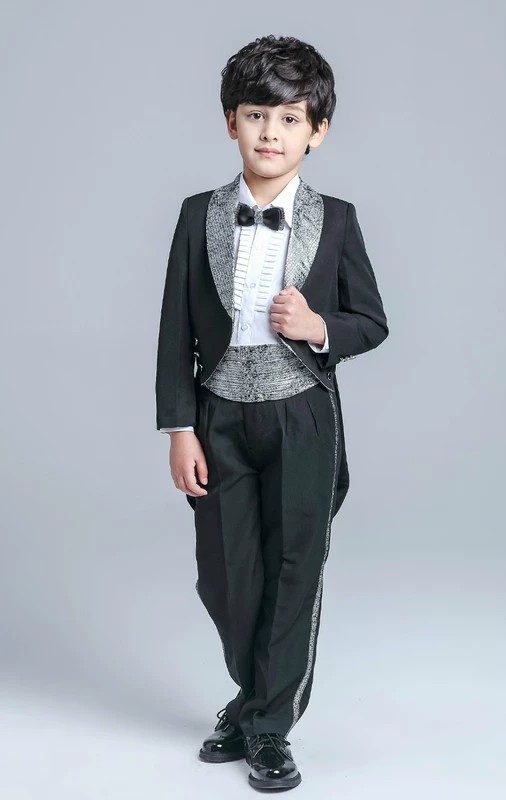 Trẻ em hai đầu tuxedo của cậu bé ăn mặc phù hợp với hoa cô gái trắng đen đàn piano hiệu suất ra phục vụ cậu bé máy chủ