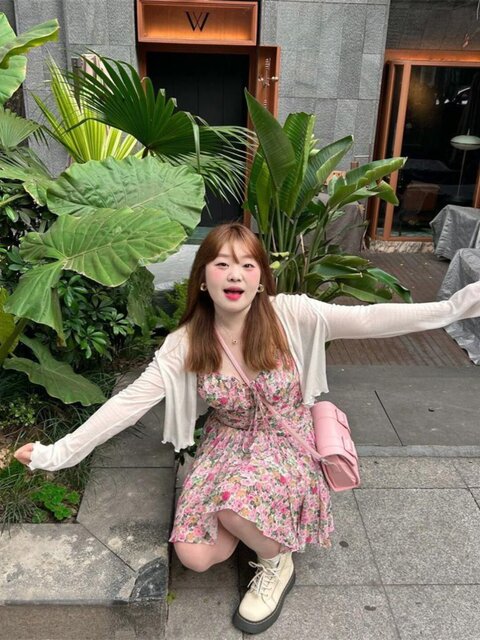 100kg Plus-Size Women's Two-Piece Set with Waist-Cinching Slimming Effect, Knitted Cardigan with Oil Painting Rose Design, Gentle Style Outfit for Petite Women