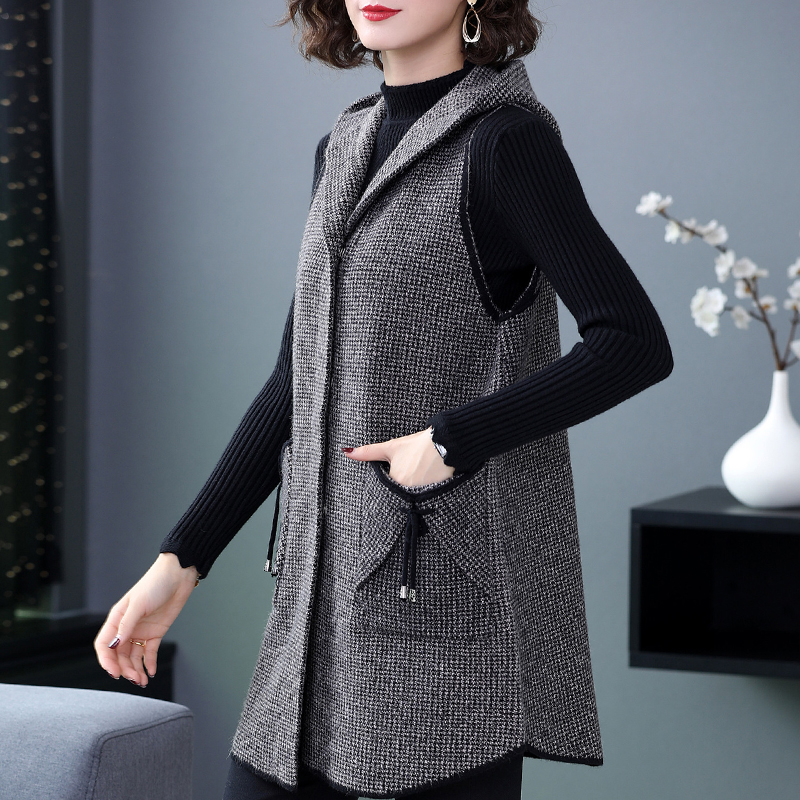 Hooded knit cardigan mid-length vest 2022 pre-spring new style outer with foreign temperament Korean version of the fashion jacket horse clip