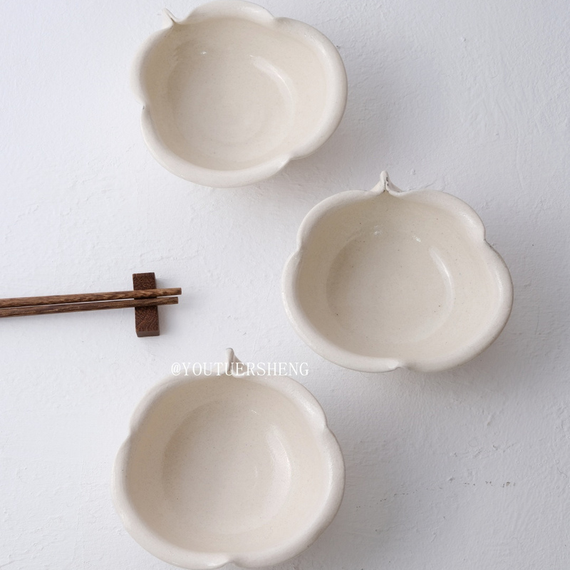 Handmade by Yu Tu-Apu, the Pure-Colored Pear-Shaped Small Bowl Has a Unique and Exquisite Ceramic Design, Suitable as a Dessert Bowl or for Serving Tea