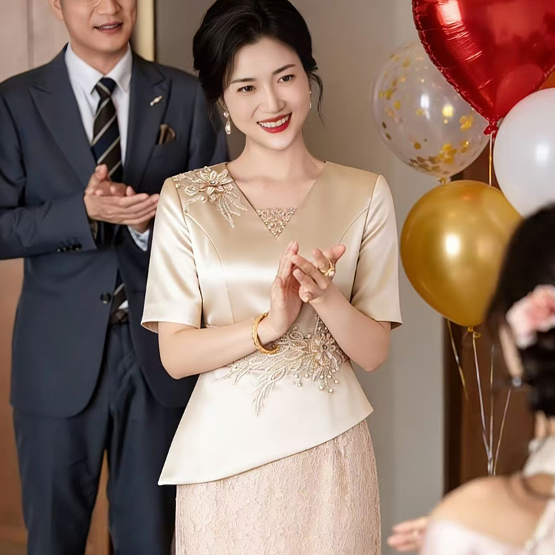 Champagne-Colored Dress for the Mother-In-Law at the Wedding Banquet, Young Mother's Outfit for Attending the Wedding, Elegant and Slimming, Fake Two-Piece Set