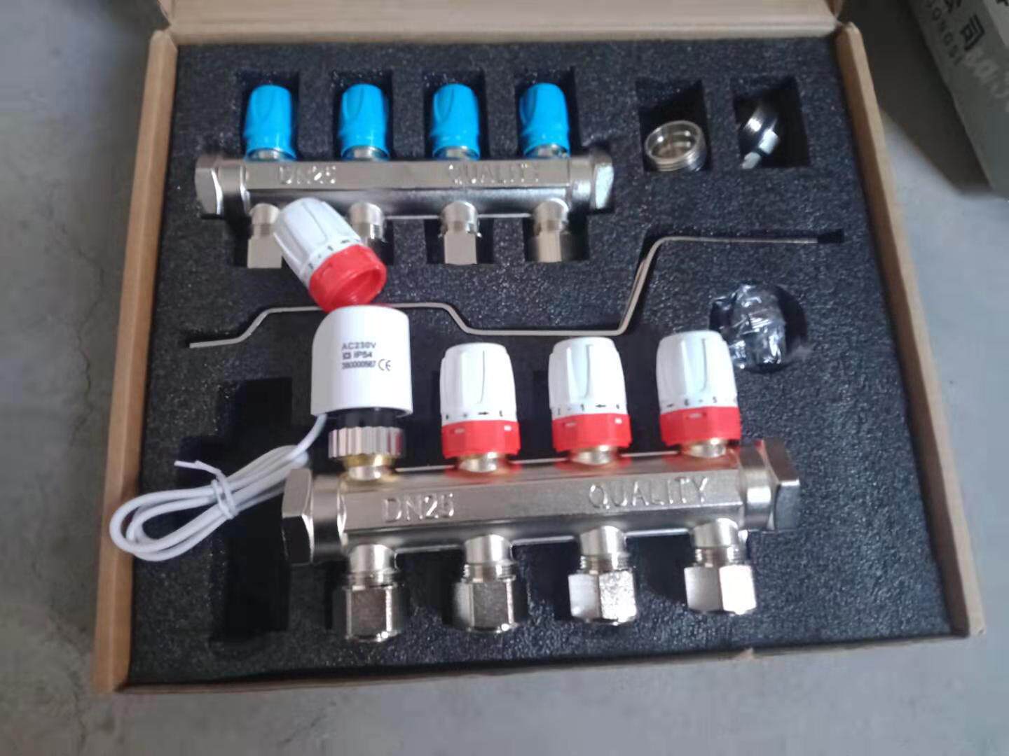 Total copper automatic temperature-controlled floor heating pipe water distributor 23 4 5 6 7 8-way boutique furniture automatic thermostatic water distributor