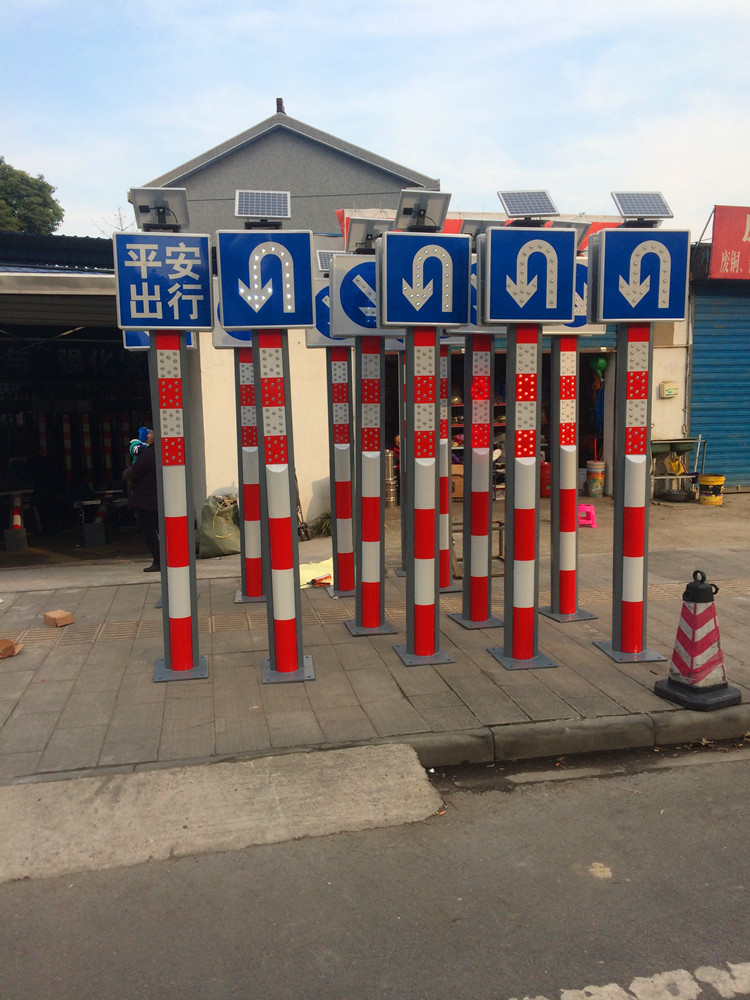 Solar Led warning column flash light Road indicator Ramp vehicle diversion indicator factory direct sales