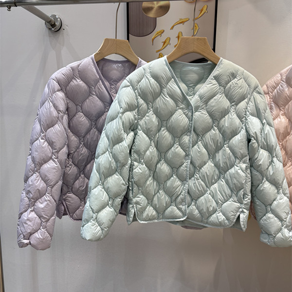 2025 Winter New Style V-Neck Ultra-Lightweight 90 White Goose down Women's Diamond Pattern Slimming Versatile down Jacket Trendy