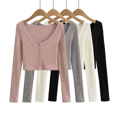 A short V-neck top with a striped knit and a cross-necked halter top set for a slimming look. This two-piece base outfit is versatile