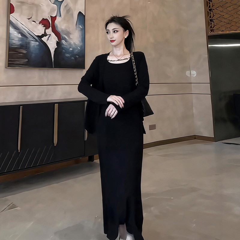 Fat Girl's Stylish Outfit Set: Autumn Loose and Lazy Long-Sleeved Cardigan, Camisole, and Half-Skirt Three-Piece Set for Women
