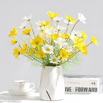 The flower of the foreign chamomile flower bouquet table placed in the living room is decorated with flowers and a flower with a vase at home furnishing.
