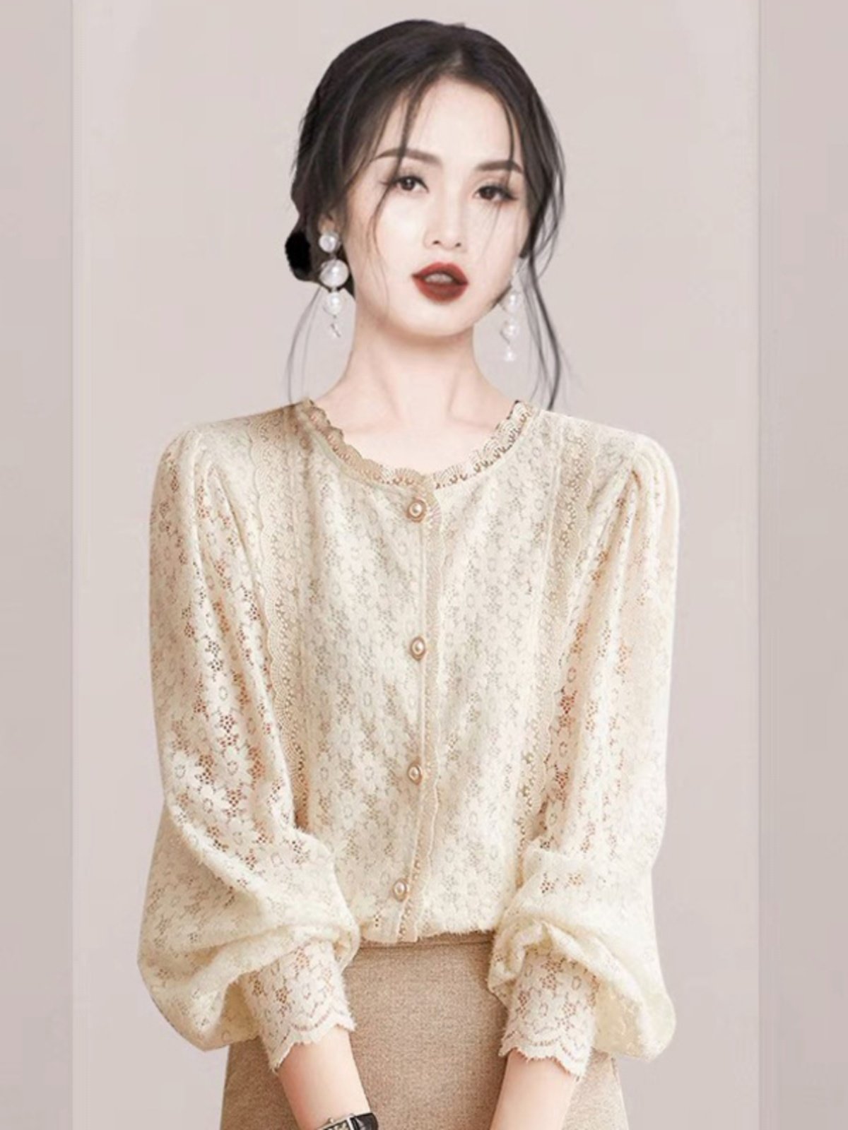 Прилавки торговых точек достаньте из шкафа и очистите брендовую свободную рубашку с полым кружевом, весенне-осеннюю блузку с круглым вырезом и небольшим ароматом для женщин.