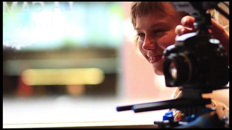 国外摄影师拍摄花絮视频制作人拍摄现场花絮素材女家庭幸福花絮