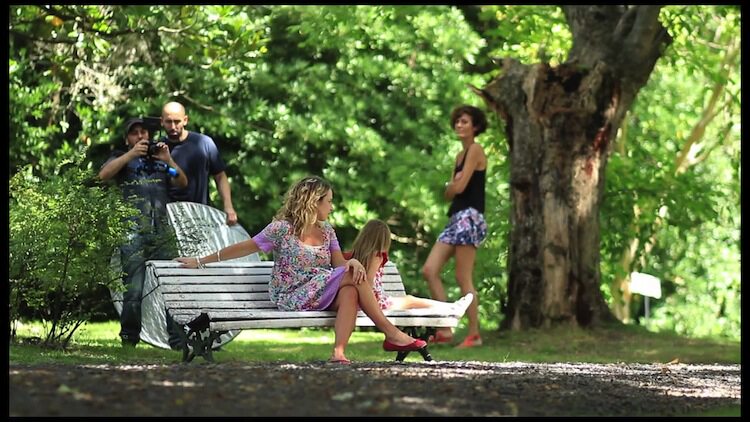 国外摄影师拍摄花絮视频制作人拍摄现场花絮素材女家庭幸福花絮