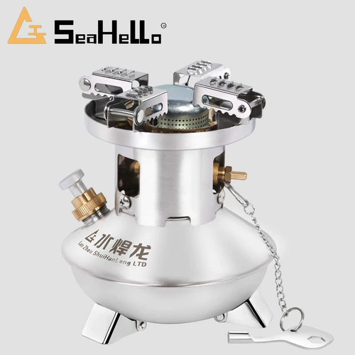 Kaimos на открытом воздухе. Плохое бедное рис кипятит и варят воду.