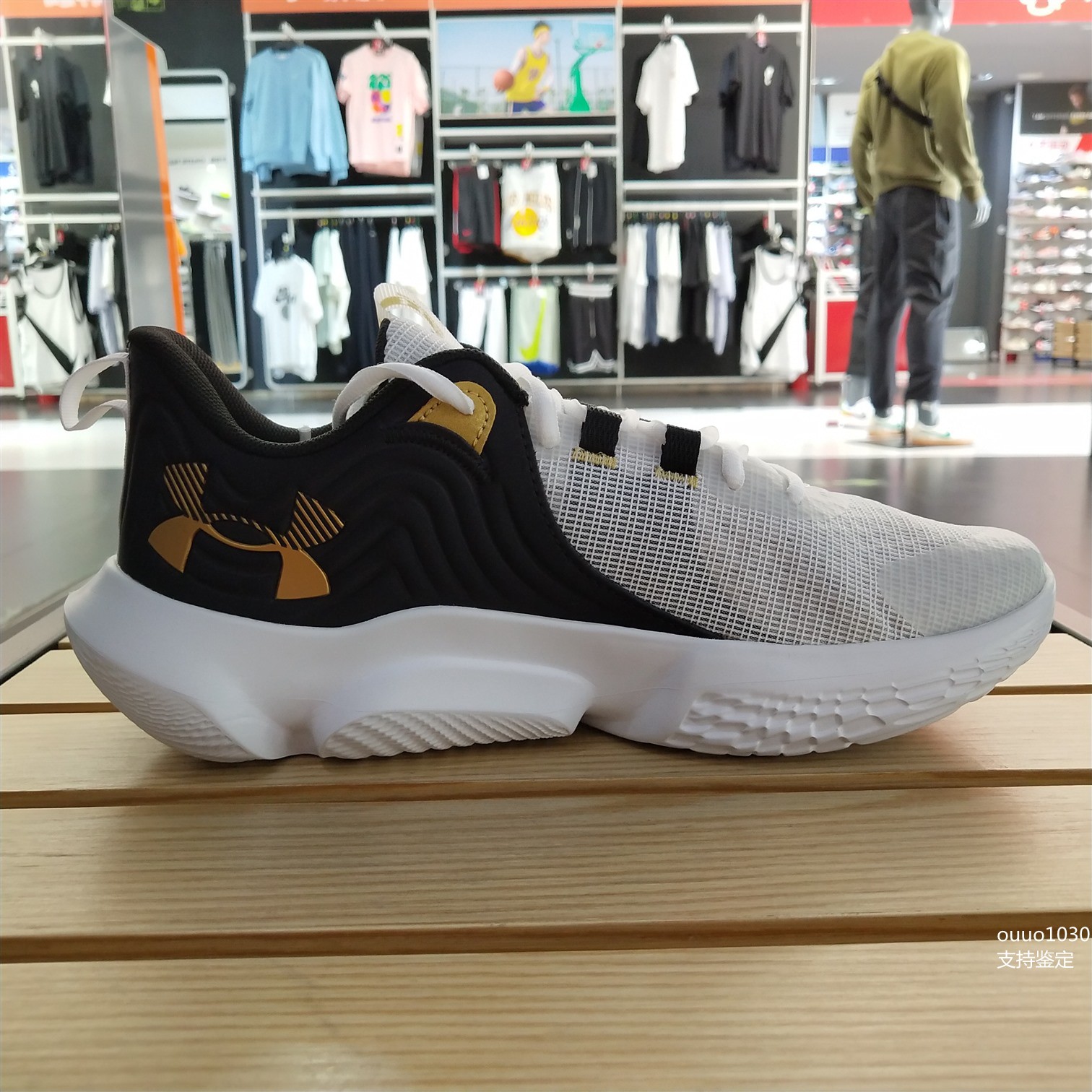 秋季新款——安德玛篮球鞋带来轻便实战新体验