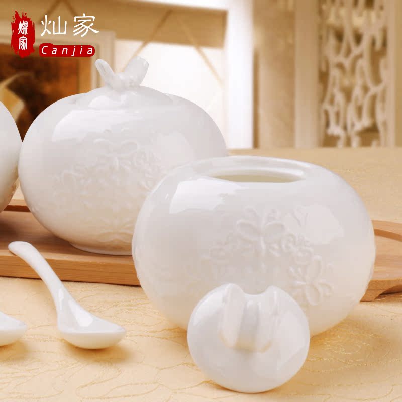 European ceramic flavor pot creative salt caster with cover with the base storage tank to offer them kitchen condiment