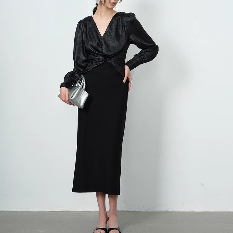 ｜Wrinkled Shiny Satin with Stretchy Mickey Linen｜V-Neck Twist-Waist Slim-Fit Dress That Makes You Look Slimmer