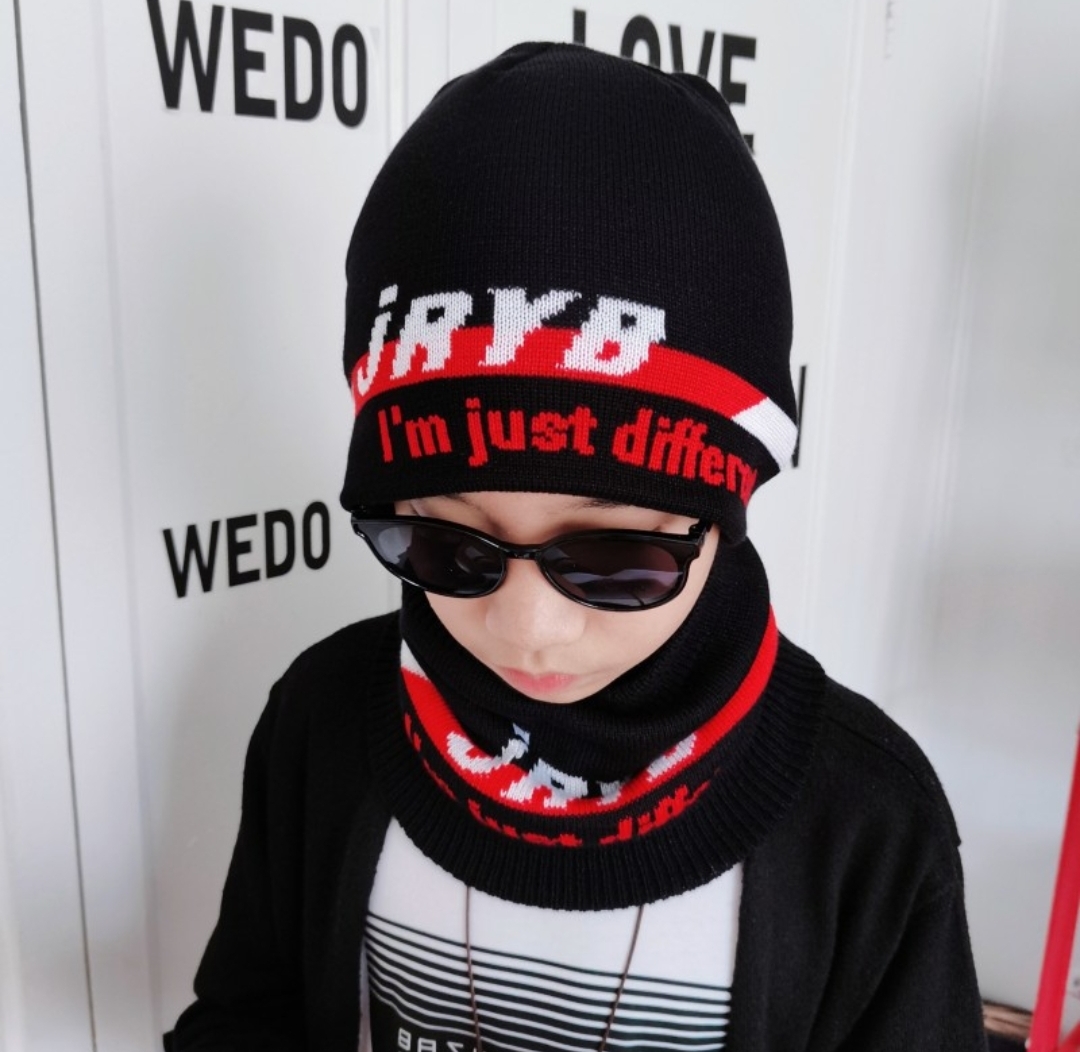 Static burning excellent products Korean version of the letter children's hat winter boy big boy wool warm pullover hat bib set two-piece set