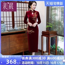 2021 Wedding Mother Dress Improved Cheongsam Dress Autumn Golden Velvet Long Long Sleeved Hi Mother-in-law Noble Wedding Dress