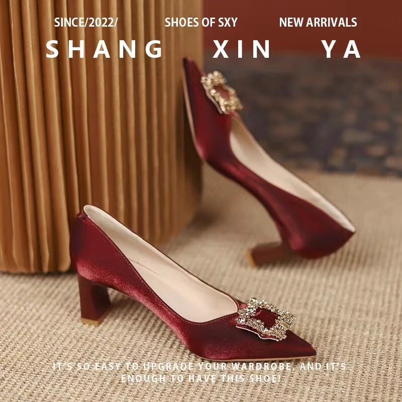 Red High-Heeled Shoes for Women, Suitable for Middle-Aged and Elderly Mothers, with a Medium Heel and Chunky Heel Design, Ideal for Weddings and Wedding Banquets