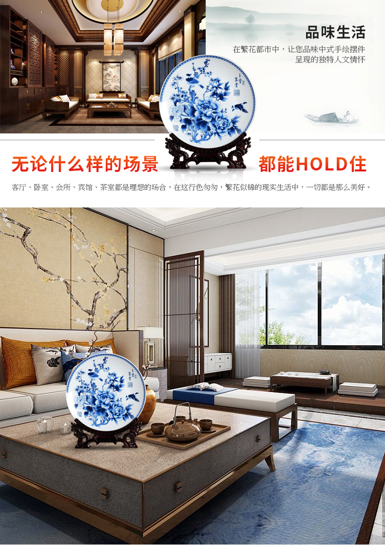 Blue and white porcelain decorative plate furnishing articles of jingdezhen ceramics handicraft creative home wine rich ancient frame to match the vase