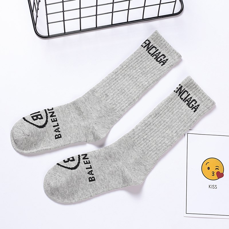 2019 trẻ em mới màu vớ Hàn khí nước ngoài cô gái mùa thu cá tính cao-sock 12 tuổi vớ đỏ ròng.