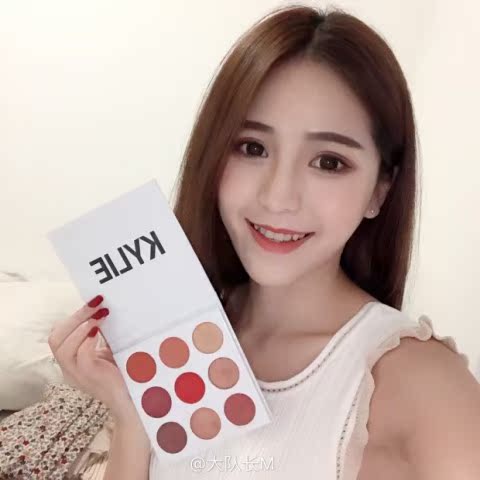 Qi Qi nhà chín màu không bay phấn bưởi màu phấn mắt màu hồng đào trang điểm rượu vang đỏ nàng tiên cá Ji bóng mắt đĩa đất màu câm phấn mắt kim tuyến
