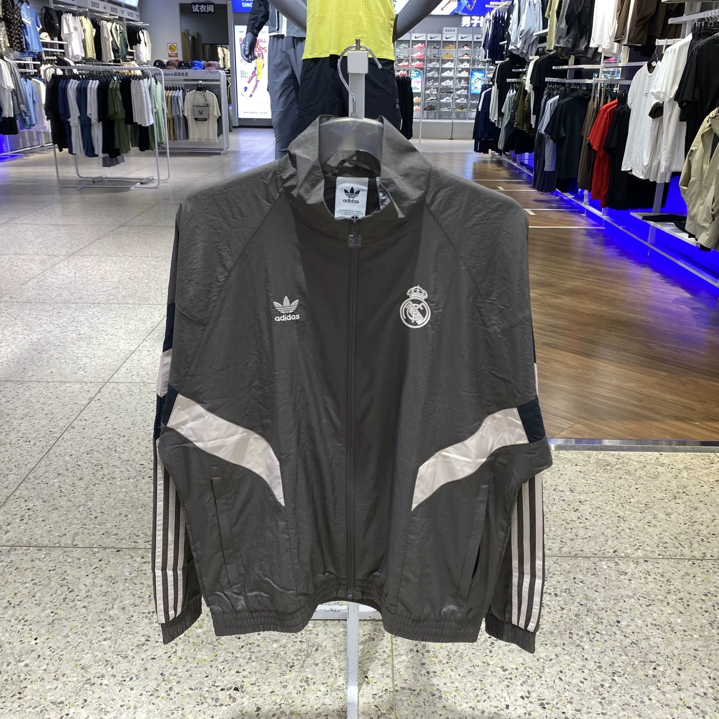 Куртка спортивная Woven ДжФ2582 мужская футбол Adidas Real Madrid casual culture
