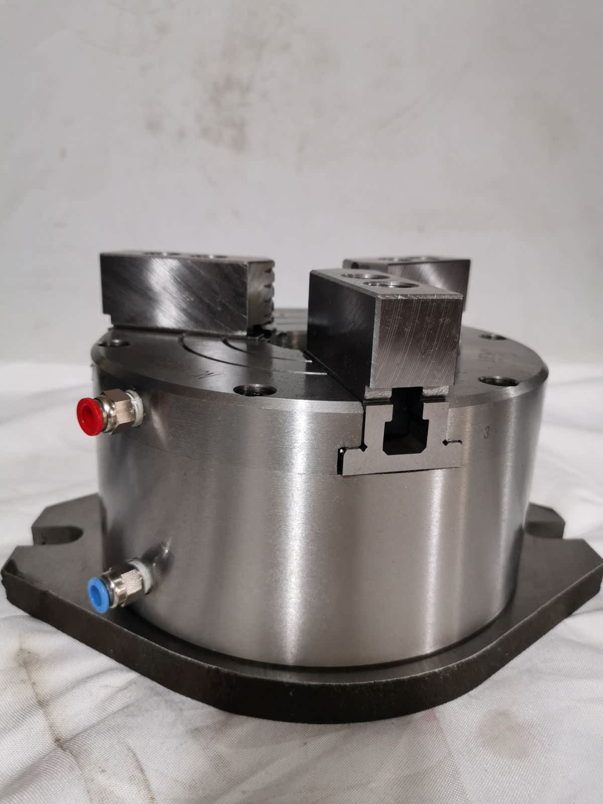 Biyot precision vertical three-jaw pneumatic chuck factory direct sales BK160 200250KL machining center