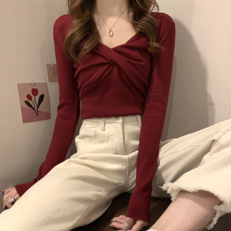 Wine red autumn knitted bottoming shirt female design sense niche long sleeves with V-neck autumn and winter chic cross top