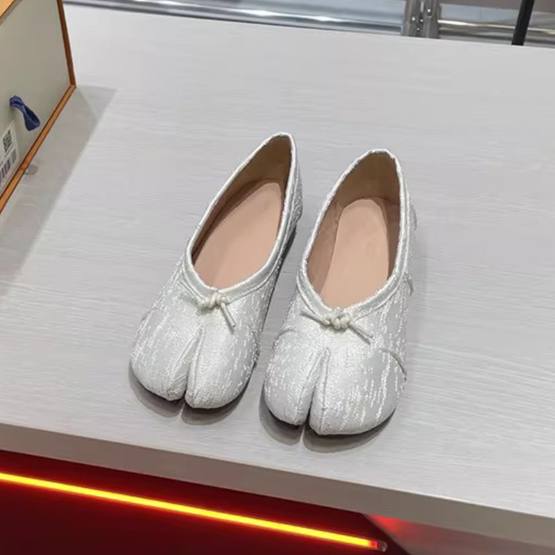Sheepskin Cracked Tabi Split-Toe Shoes for Women, Niche Design Ballet Mary Jane Shoes